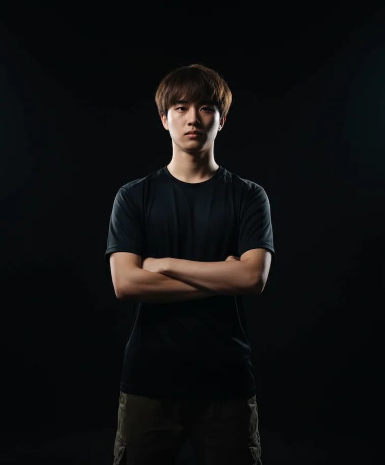 Click to zoom Esports Portrait Photography Generated Example 8 - Nano Banana AI Transformation Result